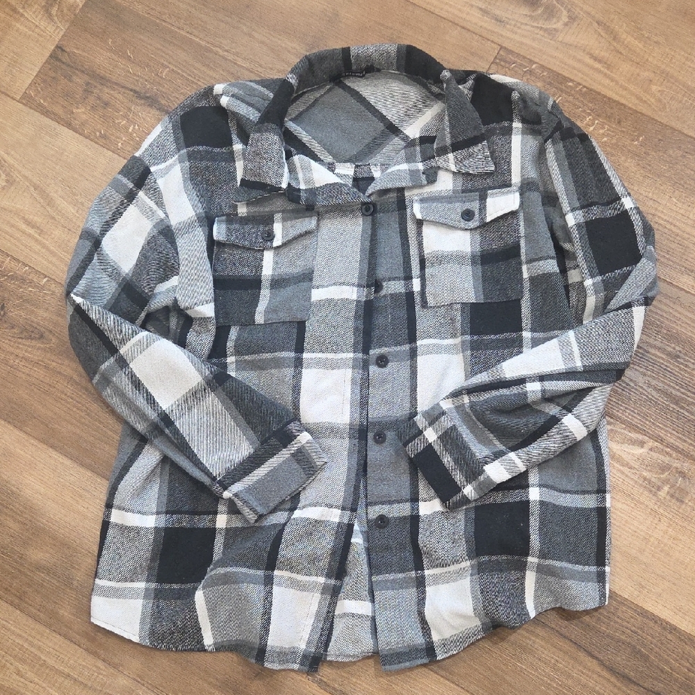 Chic Plaid Button-Down Shirt in Black and Gray